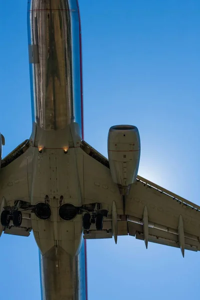Vista del ojo del gusano de un avión con un cielo claro en el fondo. — Foto de Stock
