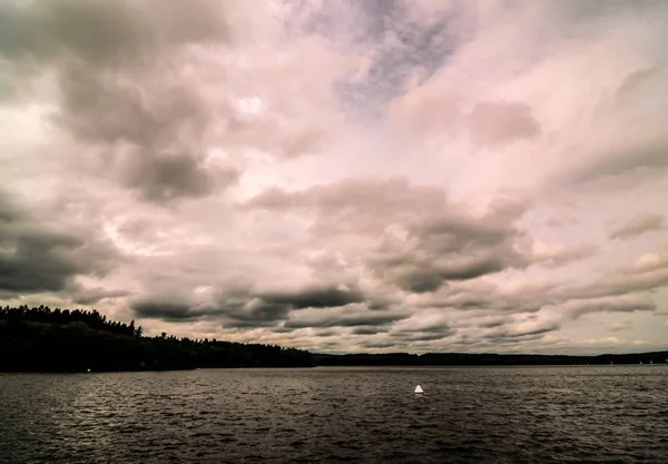 바다의 구름낀 하늘의 낮은 각도 촬영 — 스톡 사진