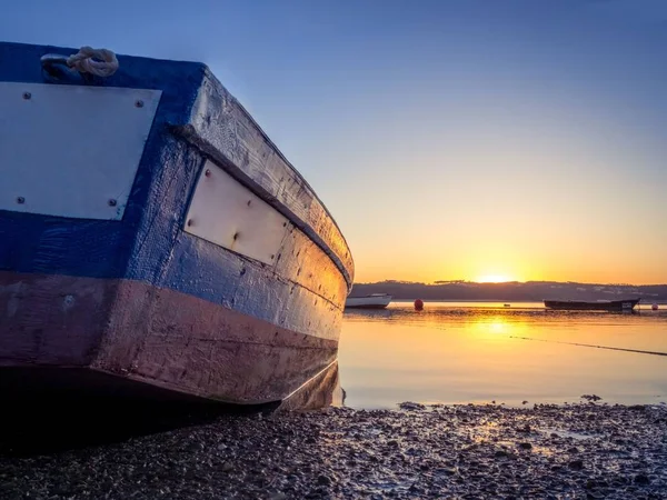 Barco de pesca no rio com o belo pôr do sol no fundo — Fotografia de Stock