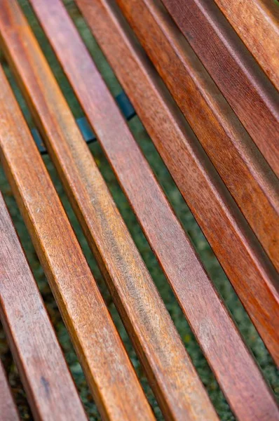 Encerramento vertical de ângulo alto tiro das docas de um banco de madeira — Fotografia de Stock