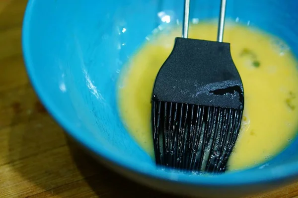 Вибірковий Знімок Фокусу Кисті Приготування Їжі Синій Мисці — стокове фото