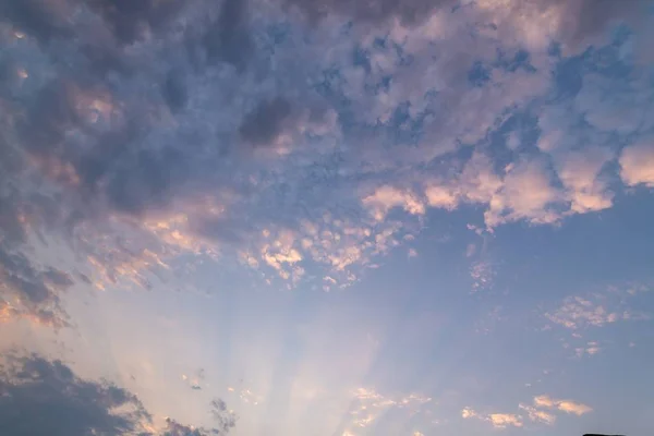 Låg vinkel skott av vita moln i en klarblå himmel — Stockfoto