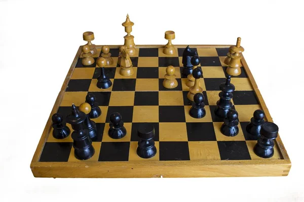 Vysoký úhel záběr šachové hry probíhající na bílém pozadí — Stock fotografie