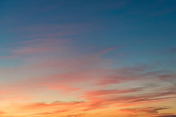 Vista deslumbrante de um céu azul nublado com uma paisagem de nascer do sol — Fotografia de Stock