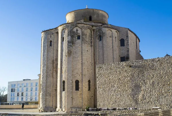 Panorámica de la Iglesia de San Donatus contra un cielo azul claro en la Croacia de Zadar. —  Fotos de Stock