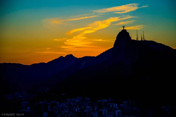 Breathtaking view of Christ the Redeemer Brazil with astonishing orange and yellow sky — Stock Photo, Image