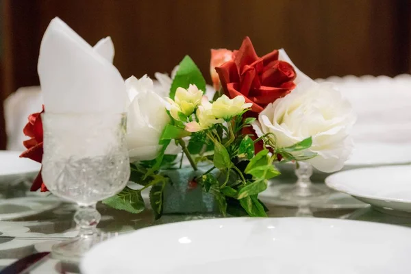 Κοντινό πλάνο ενός μικρού μπουκέτο λουλούδια στο τραπέζι με ένα θολό φόντο — Φωτογραφία Αρχείου