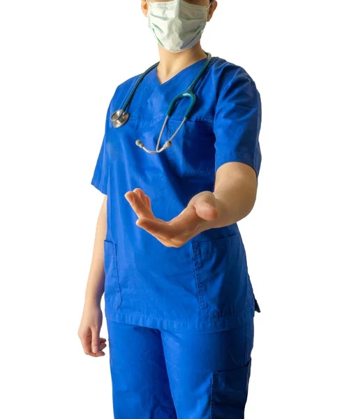 Mladá žena lékař v lékařské uniformě ukazující otevřenou ruku jako znak pomoci — Stock fotografie