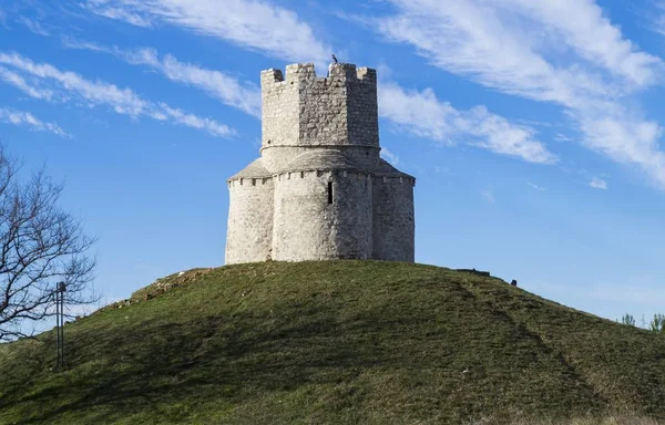 Photo prise à angle bas de l'église Saint-Nicolas contre un ciel nuageux bleu à Nin, en Croatie. — Photo