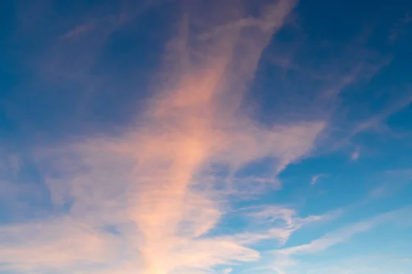 日の出の風景と澄んだ青い空に白い雲の低角度ショット — ストック写真