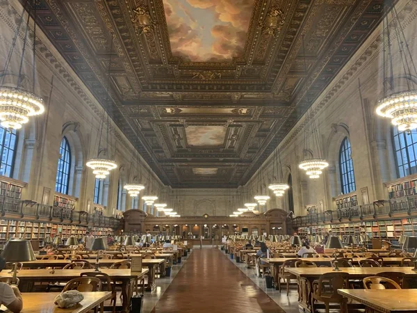 Vysokoúhlý záběr zevnitř newyorské veřejné knihovny, USA — Stock fotografie