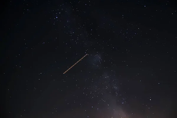 在星空灿烂的夜空中拍摄到一颗流星的美丽镜头 — 图库照片