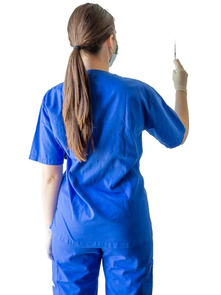 Médico jovem em uniforme médico e luvas que preparam a seringa para uma injeção — Fotografia de Stock