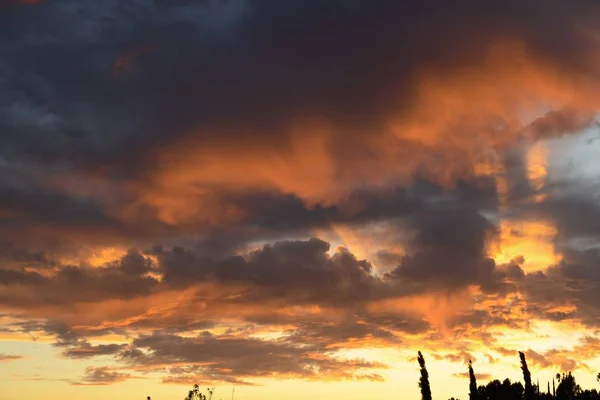 Soluppgångens landskap med vita moln på himlen — Stockfoto