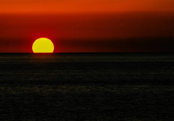 Beautiful scenery of sunrise in the ocean — Stock Photo, Image