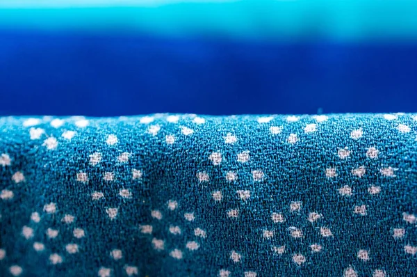 Közelkép egy kék takaróról fehér pöttyös mintával. — Stock Fotó