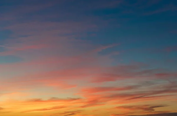 Vue à couper le souffle d'un ciel bleu nuageux avec un paysage de lever de soleil — Photo