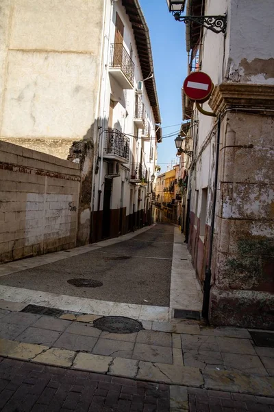 Függőleges Felvétel Egy Sikátorról Régi Épületekkel Xativában Spanyolországban — Stock Fotó