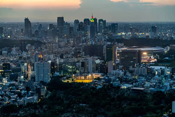 Tiro aéreo de um horizonte da cidade de Tóquio ao entardecer — Fotografia de Stock