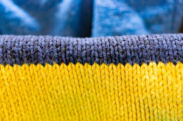 Foto de cierre de un tejido suave con rayas amarillas y azules —  Fotos de Stock