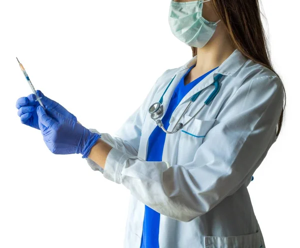 Молодая женщина в медицинской форме и перчатках готовит шприц для инъекции — стоковое фото