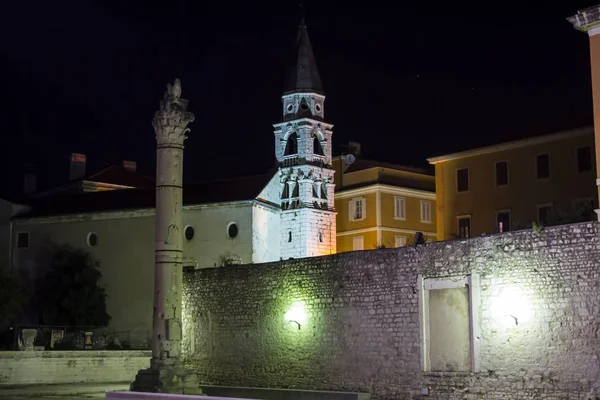 Rückseite der Kirche St. Donatus in Zadar Kroatien bei Nacht — Stockfoto
