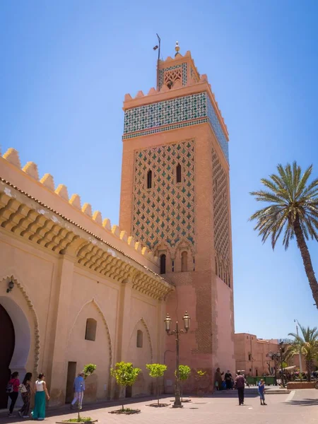 Mimo slavný minaret mešity Koutoubia v Marrákeši — Stock fotografie