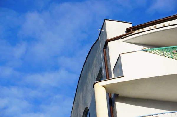 Alacsony szög lövés egy fehér apartman erkéllyel a kék ég alatt — Stock Fotó