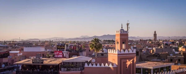 Traditional rooftop cafe with a panoramic view of the medina in Marrakech during sunset — Stock Photo, Image