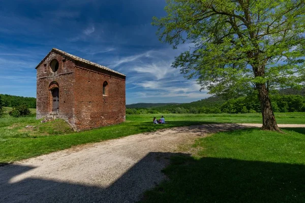 Landskapsbild av klostret helgon galgano i Toscana italy — Stockfoto