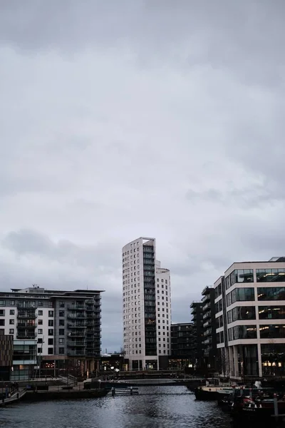 Vue verticale du quai Leeds dans le centre-ville près des manèges royaux — Photo