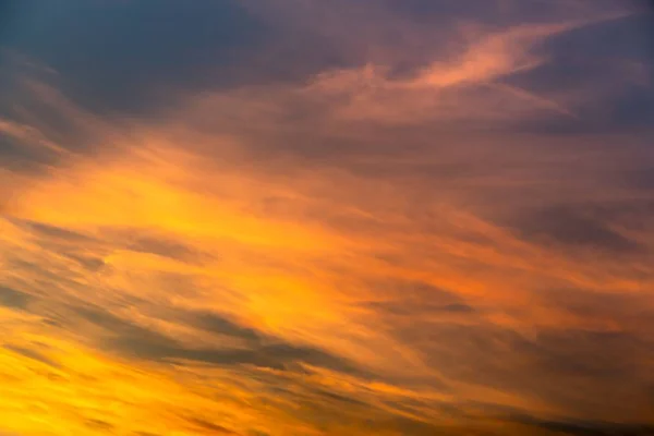 Escondido de amanecer con nubes doradas en un cielo azul claro. —  Fotos de Stock