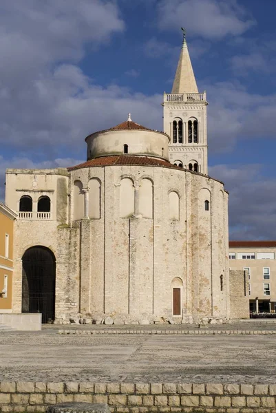 Aufnahme der Kirche St. Donatus in Zadar Kroatien in voller Länge vor wolkenlosem blauen Himmel — Stockfoto