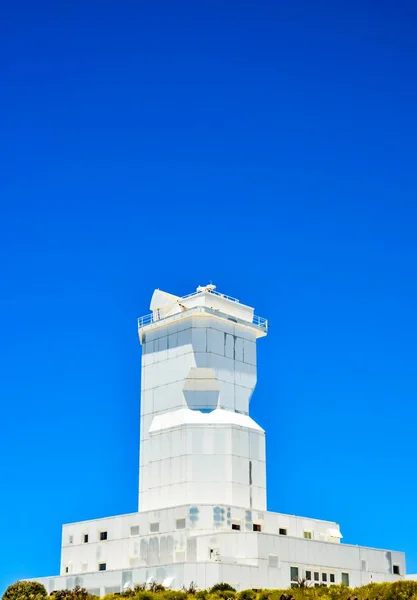 背景に青空が広がるスペインのカナリア諸島の近代建築の白い建物の低角度ショット — ストック写真