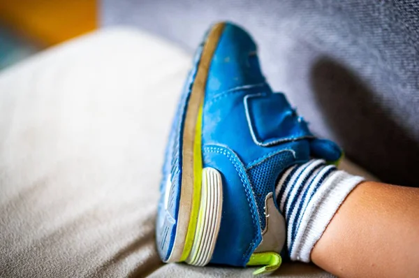 Közelkép egy kék cipős gyerekről. — Stock Fotó