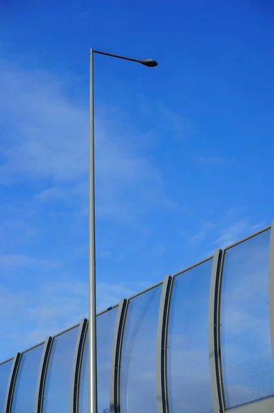 Ângulo baixo vertical disparado de uma lâmpada de rua com o céu azul no fundo durante o dia — Fotografia de Stock