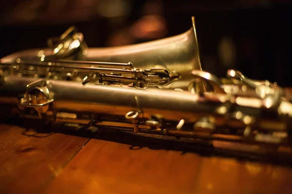 Närbild skott av en baryton saxofon på ett träbord — Stockfoto