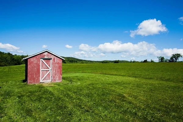 Een Oude Rode Opslag Midden Een Veld Een Zonnige Dag — Stockfoto