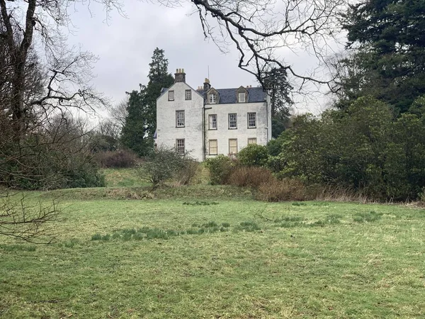 Brede hoekopname van het Dunollie Museum omgeven door bomen en groen — Stockfoto