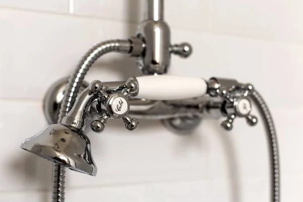 Enfoque bajo de una cuchara de bañera en un cuarto de baño con una pared blanca borrosa en el fondo. —  Fotos de Stock