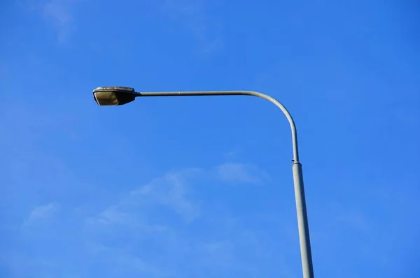 Foto de ángulo bajo de una lámpara de calle con el cielo azul en el fondo durante el día. —  Fotos de Stock