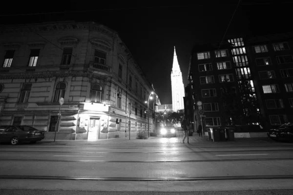 Sam w nocy w Budapest Węgier — Zdjęcie stockowe