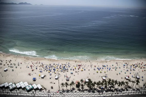 リオブラジルの青い海の近くのシュガーローフ山とビーチの高角度ショット — ストック写真