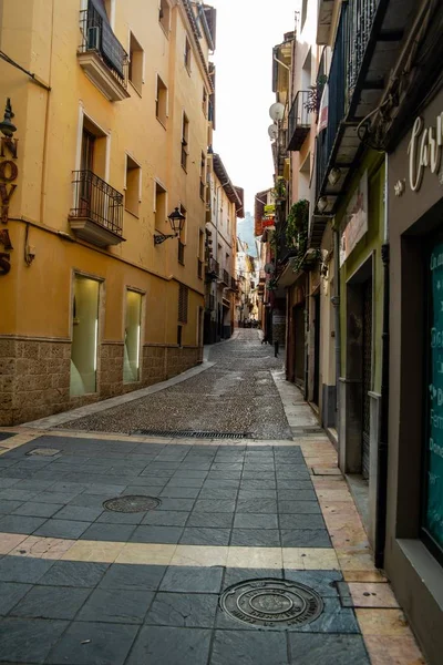 Egy Függőleges Felvétel Színes Épületekről Egy Sikátorban Xativában Spanyolországban — Stock Fotó