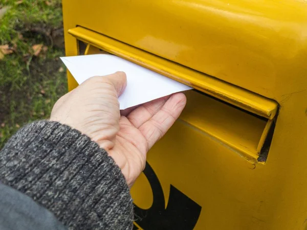 Duitse brievenbus met een kleine laatste in de sleuf. — Stockfoto