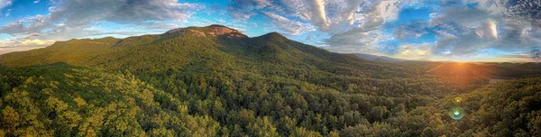 Tiro panorâmico da bela famosa Table Rock na Carolina do Sul — Fotografia de Stock