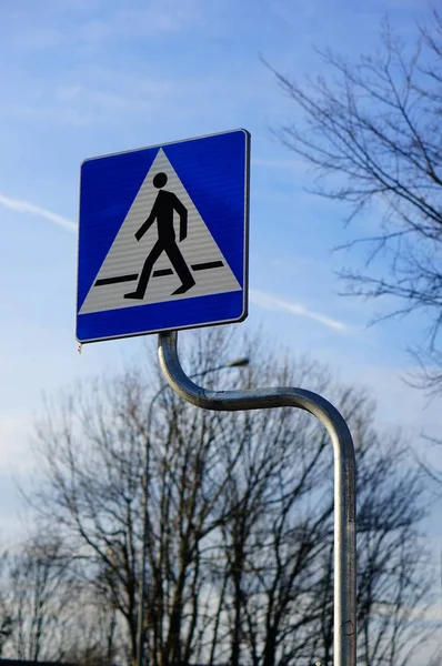 Függőleges közelkép egy négyszögletes útjelző tábláról, amely jelzi a gyalogosok áthaladását — Stock Fotó