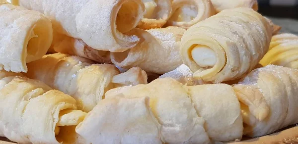 Tumpukan roti gulung dengan gula topping — Stok Foto