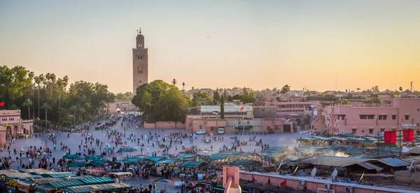 Famous Jemaa el Fna square near the famous minaret of the Koutoubia mosque in Marrakech, Morocco — Stock Photo, Image