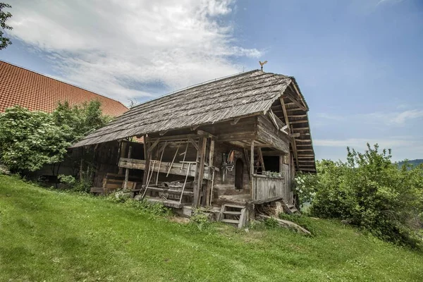 Oud houten museumhuis in Jamnica, Slovenië overdag — Stockfoto